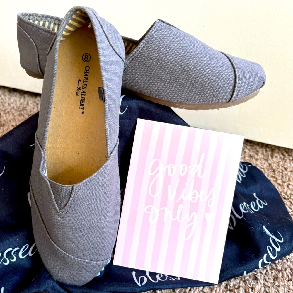 Charles Albert Women's Classic Gray Flats